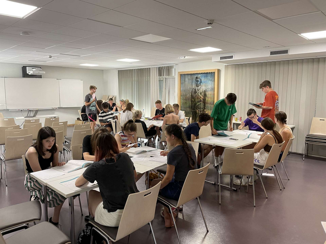 Im Anschluss des Besuchs an den Gräbern beschäftigten sich die Schüler mit den Schicksalen von dort Bestatteten. IMG_3613