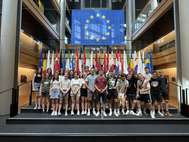 Schüler des HWG auf der Pressetribüne im Europaparlament. Foto: Schule